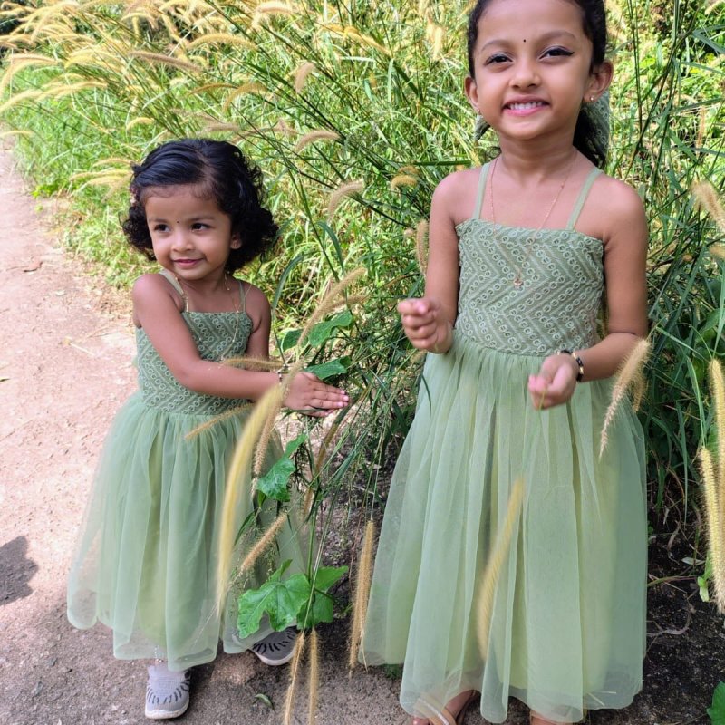 Sisters' Look